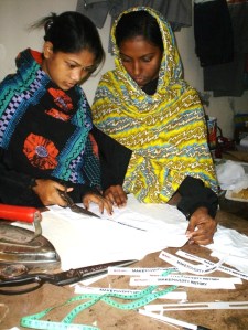 Photo 4 - Disadvantaged Youth raised over $ 100,000 by making Wristband for the Campaign